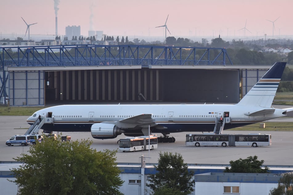 Am Flughafen Leipzig soll ein Bundesausreisezentrum entstehen. Die Kosten für eine Abschiebung bezifferte das Ministerium auf bis zu 10.000 Euro.