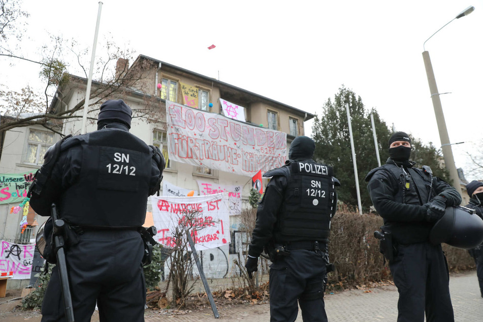 22. Januar: Polizisten stehen vor einem besetzten Grundstück in der Dresdner Neustadt.