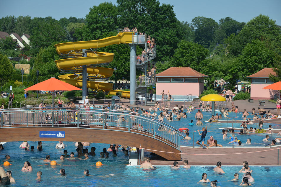 Solche Bilder wie im Sommer 2019 wird es in diesem Jahr nicht geben. Auch im Freibad gelten Abstandsregeln.