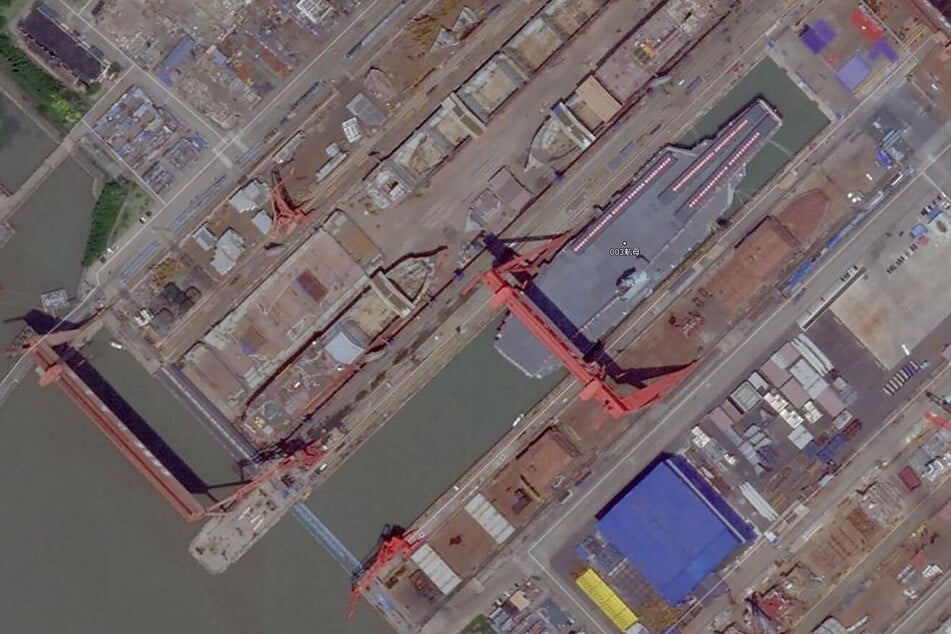 Ein Satellitenbild der Werft - kurz vor dem Auslaufen des Kriegsschiffes. Die "Fujian" ist bereits mit Wimpeln geschmückt.