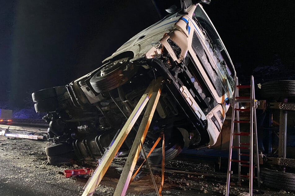 Das Führerhaus hatte sich durch den Unfall nach oben aufgestellt.