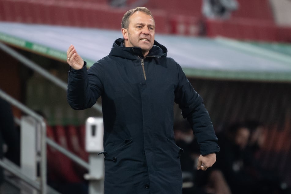 Trainer Hansi Flick (55) vom FC Bayern München muss die Belastung seiner Spieler steuern.