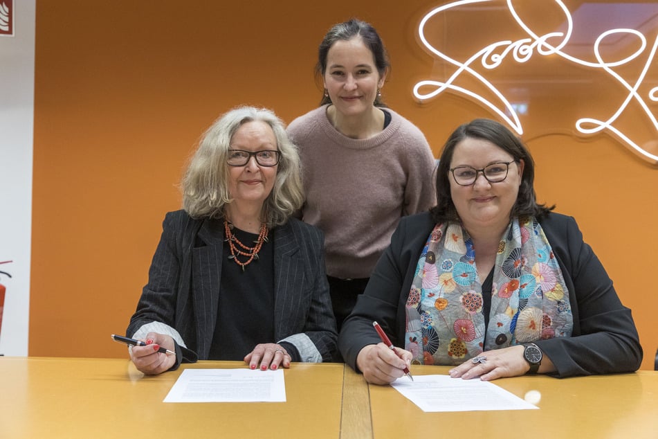 Maraike Wittbrodt (73), Lilly Böhm (47) und SLUB-Generaldirektorin Katrin Stump (53, v.l.) unterzeichnen die Schenkungsurkunde.
