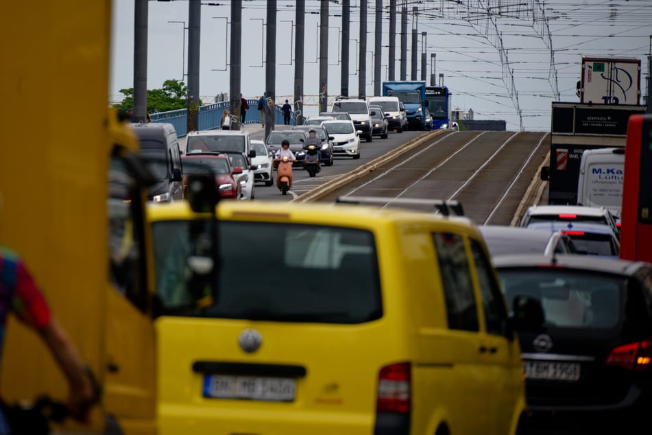 Nach Sperrung der Nordbrücke verdichtet sich der Verkehr in der Innenstadt wie hier auf der Kennedybrücke.