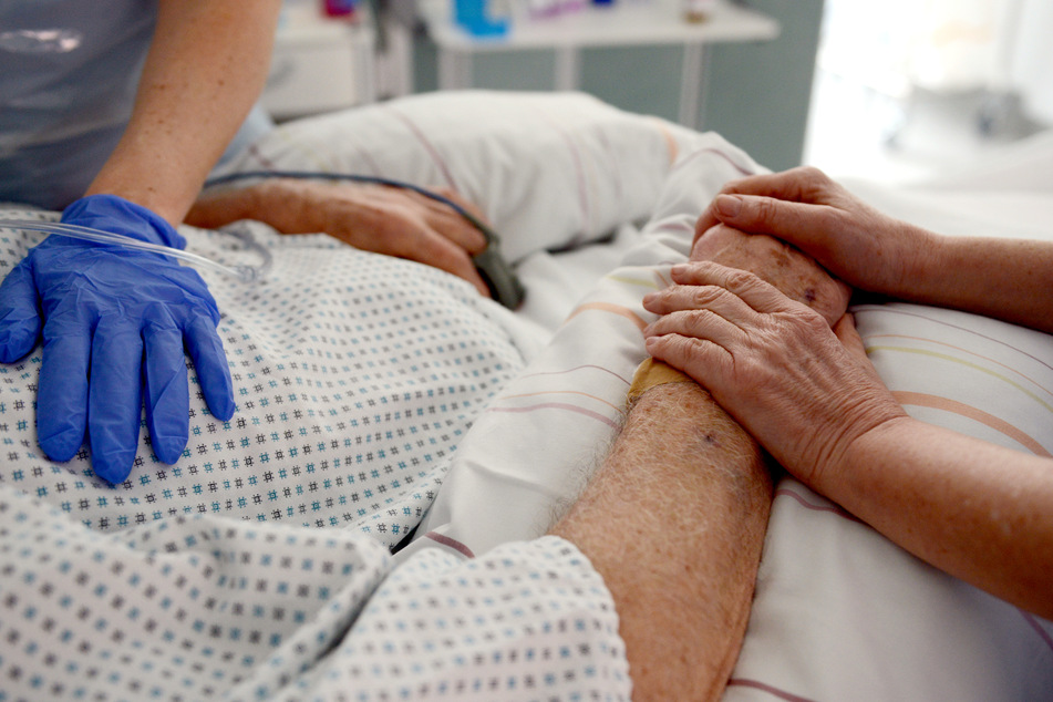 Krankenschwestern betreuen in einem Krankenhaus einen Patienten auf einer Intensivstation. (Archivbild)