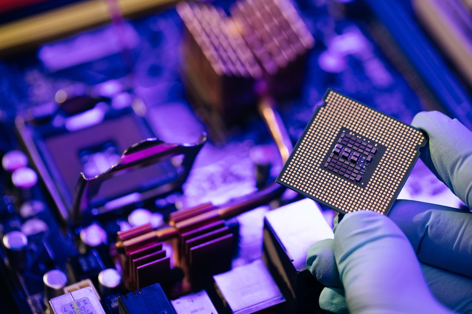 In Magdeburg sollen ab 2027 Chips des Herstellers Intel in einer neuen Fabrik produziert werden. (Symbolbild)