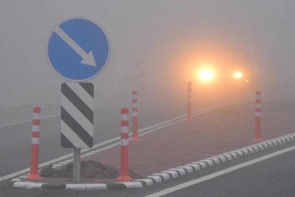 In der Nacht zu Montag soll es vereinzelt zu Nebel kommen und an vielen Orten in Hessen zudem zu Bodenfrost: Autofahrer sollten vorsichtig fahren! (Symbolbild)