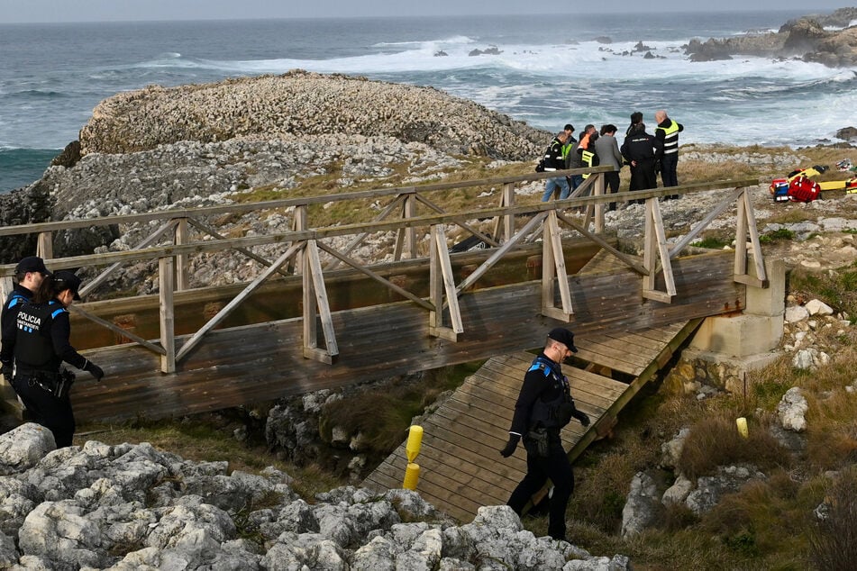 Steg zwischen Klippen bricht zusammen: Fünf Tote und eine Vermisste