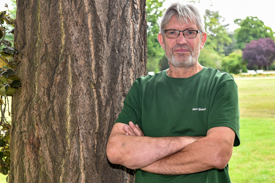 Meister des Großen Gartens ist Axel Simon (62), der seit dem vergangenen Wochenende acht abgebrochene Bäume beklagt.