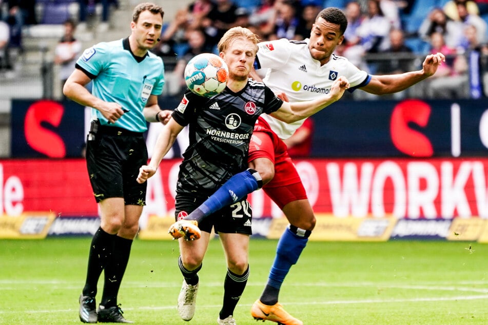 Hochintensive Partie: Der Hamburger SV und der 1. FC Nürnberg fighteten im Volksparkstadion um jeden Zentimeter. Hier streiten sich Hamburgs Jan Gyamerah (r.) und Nürnbergs Mats Moller Daehli (M.) um den Ball.