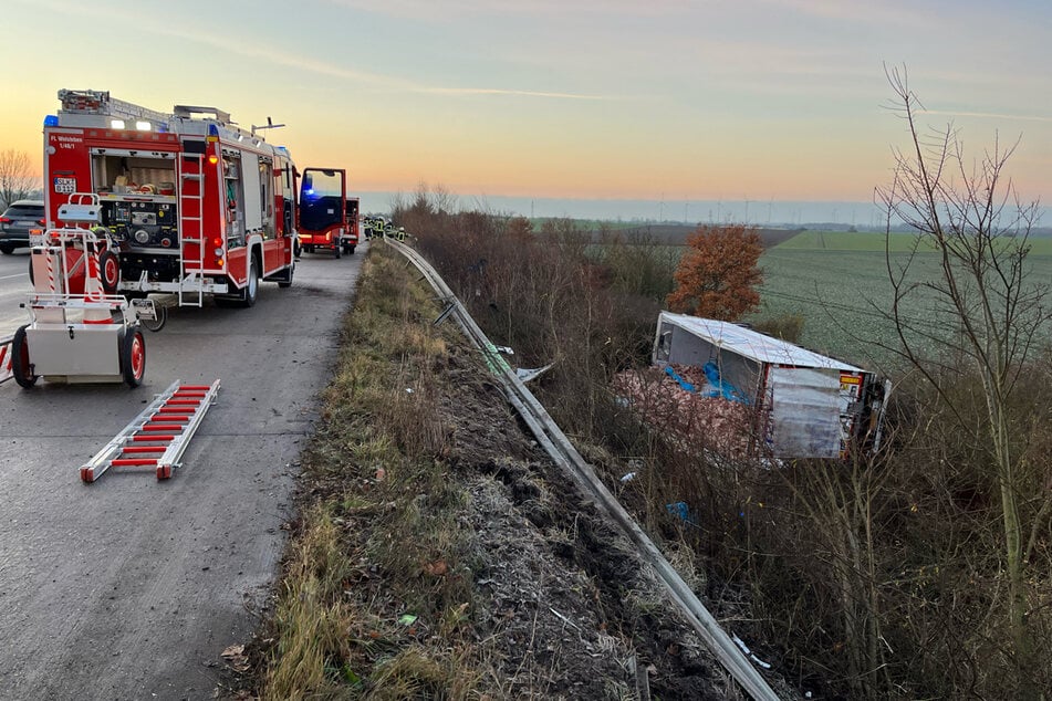 Der Lkw kam von der Straße ab und landete umgekippt im Graben.