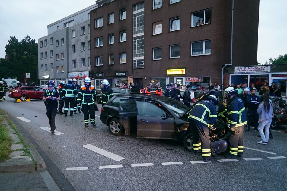 Zwei Fahrzeuge krachten aufgrund des verbotenen Wendens heftig ineinander.