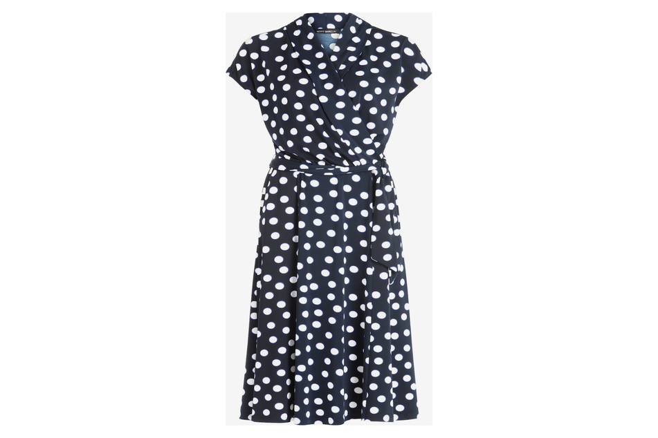 Das Rockabilly-Kleid von Betty Barclay erscheint im typischen Polka-Dots-Print und ist bis Größe 48 erhältlich.