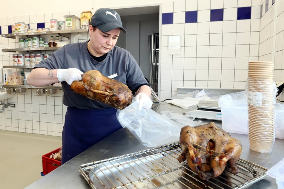 Damit hatte sie nicht gerechnet: Manu beim Einpacken der Gänse in der Küche.