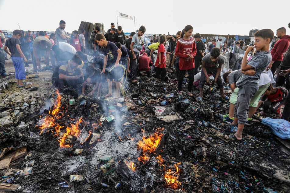 Nach Angaben von israelischen Beamten ist das Feuer in einem Zeltlager von Rafah womöglich durch Granatsplitter ausgebrochen.