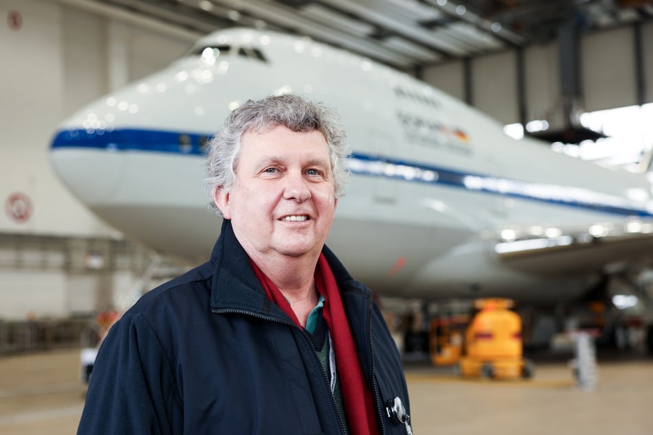 Michael Hütwohl (58), Teleskopmanager des Deutschen Sofia-Instituts (DSI) der Universität Stuttgart, vor der umgebauten Boeing 747 mit dem fliegenden Stratosphären-Observatorium.