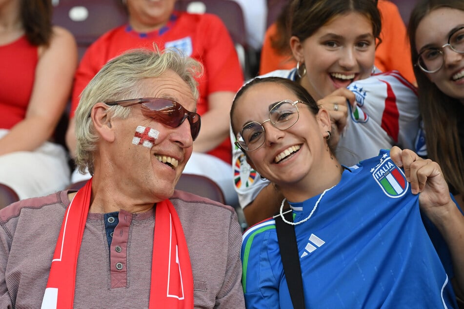 Noch lachen beide Fanlager auf den Rängen in Genf, doch am Ende muss eine Seite das Ausscheiden betrauern.