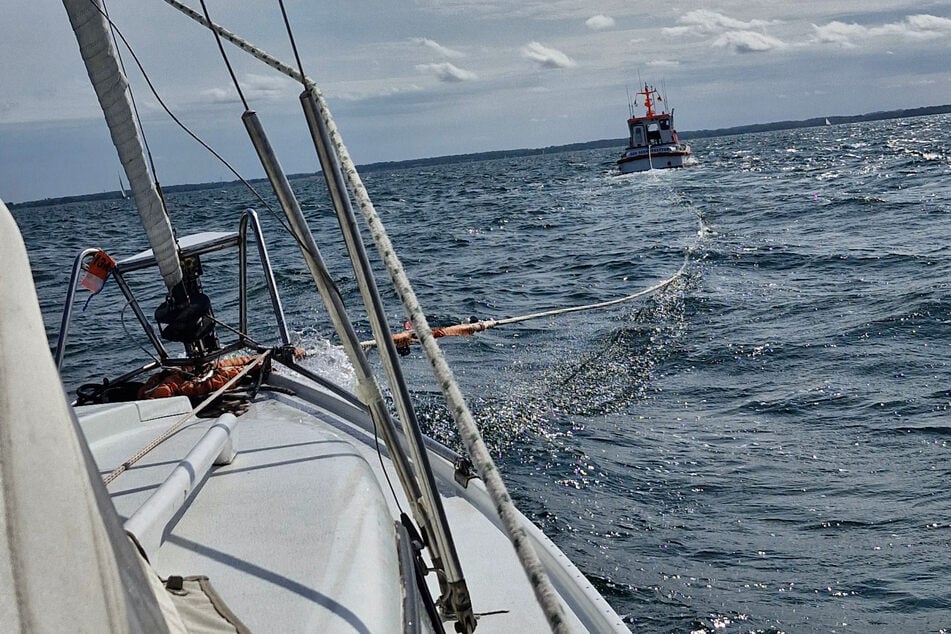 Die Seenotretter schleppten das Segelboot des Schiffbrüchigen in den Hafen.