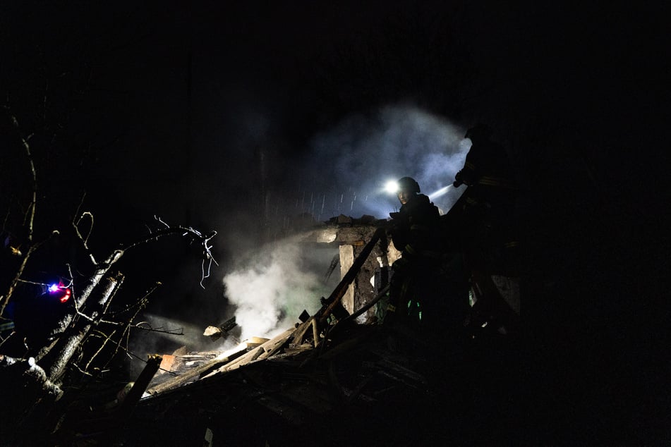 30.Januar: Ukrainische Feuerwehrleute löschen ein Feuer in einem Haus inKramatorsk, das von einer russischen Drohne getroffen wurde.