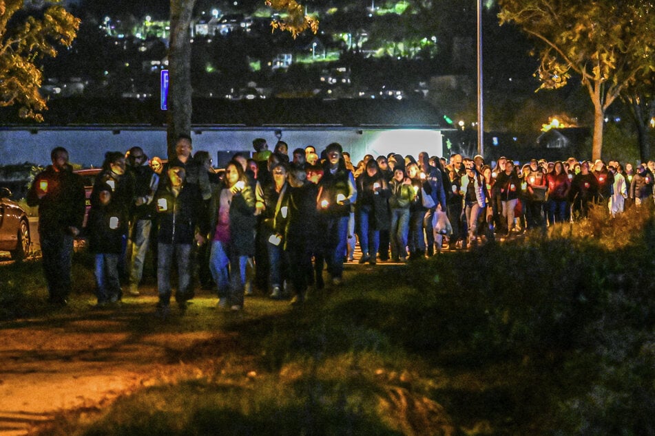 Lichtermeer in Esslingen: Hunderte trauern um Mutter und ihre Söhne