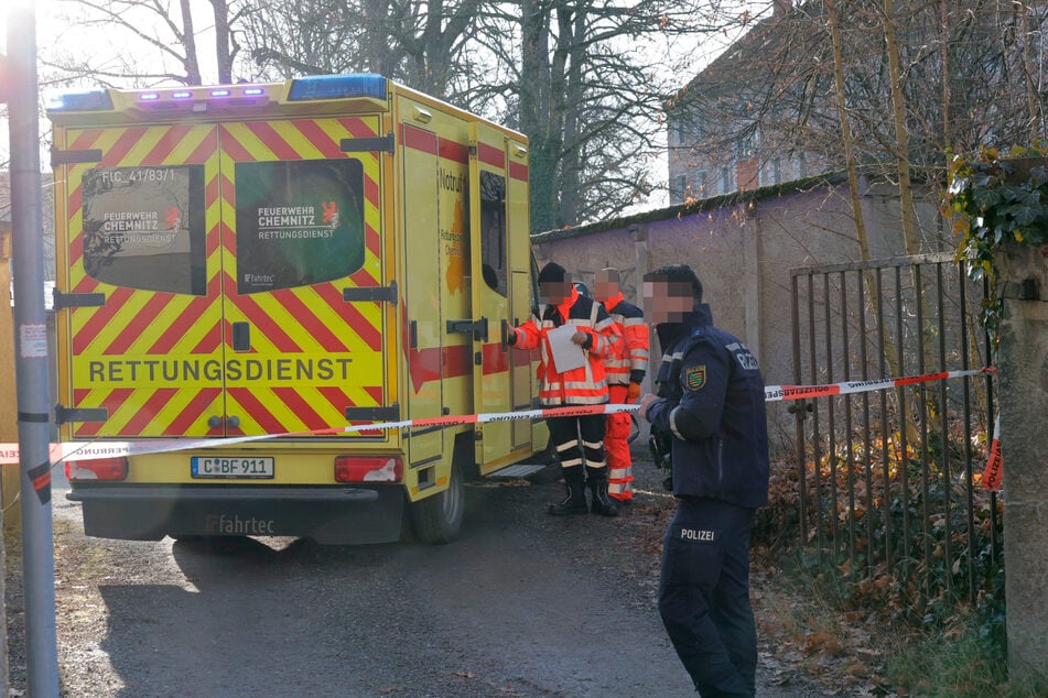 Polizei und Rettungskräfte an einer Garagenanlage auf dem Chemnitzer Kaßberg. Hier wurde am Dienstagmorgen eine leblose Person gefunden.