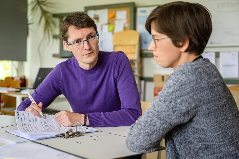 Mitten im Papierkrieg: Andreas Schmieder (39), Vereinsvorsitzender des SDB, und Mitarbeiterin Sylvia Pohlers (39).