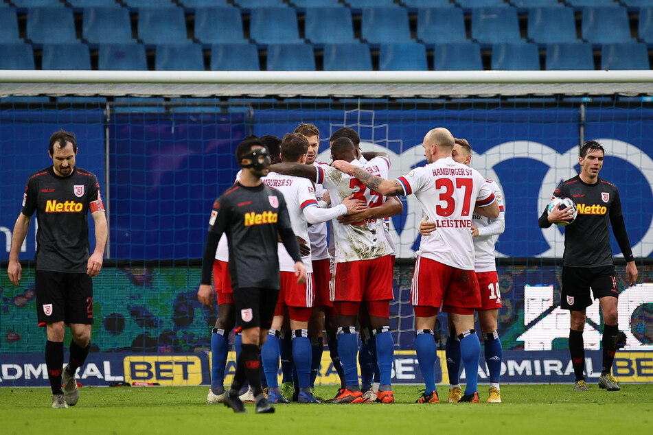 Die Spieler des HSV jubeln nach dem Abstauber-Tor von Torgarant Simon Terodde (verdeckt) gegen den SSV Jahn Regensburg.