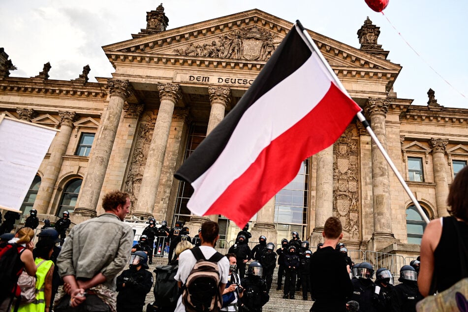 Reichsfahnen (wie hier in Berlin) will die SPD im Südwesten verbieten.