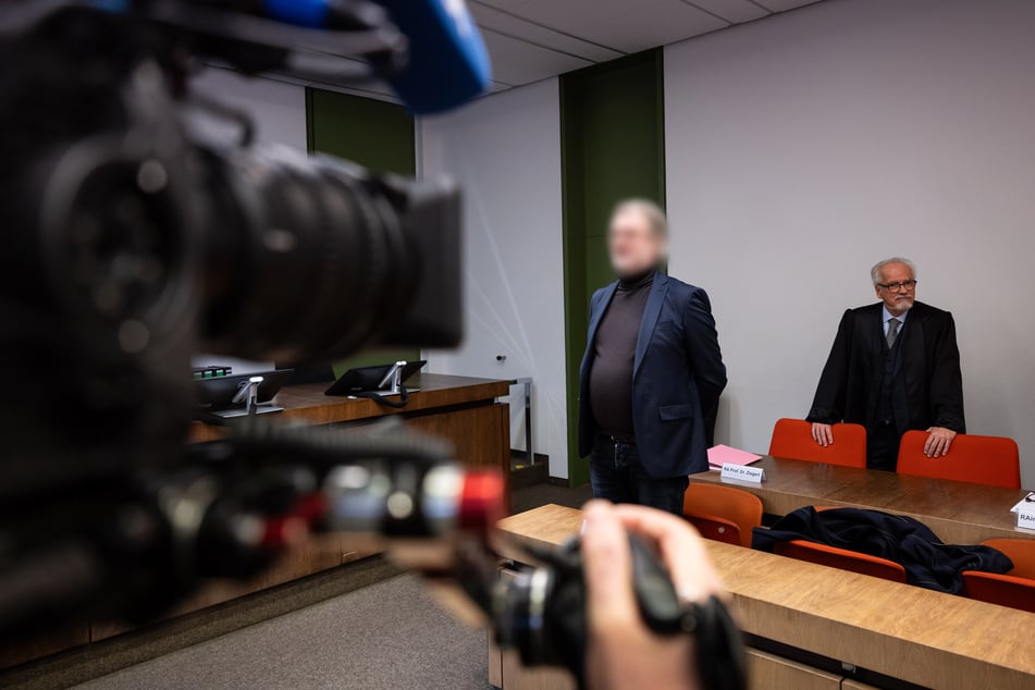 Nur einer der Angeklagten erschien zum Prozessauftakt.