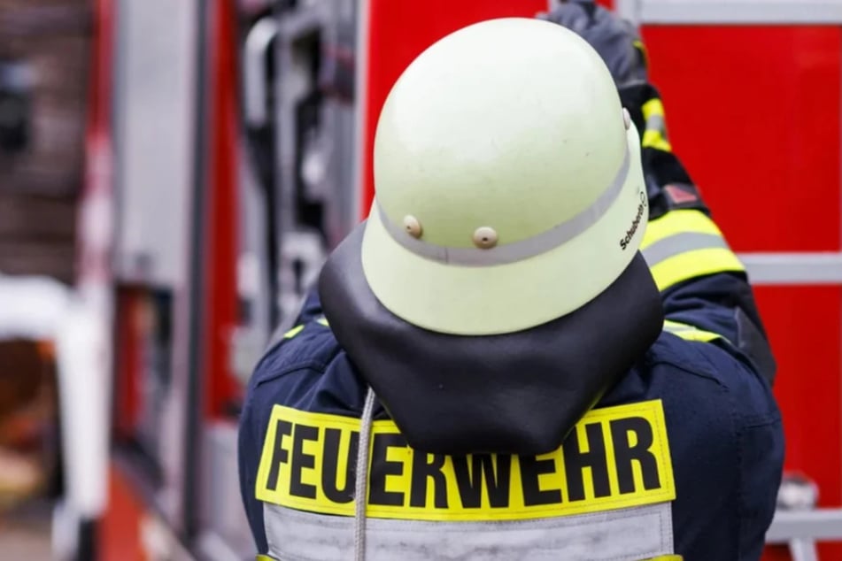 Die Feuerwehr konnte ein Übergreifen der Flammen verhindern. (Symbolbild)