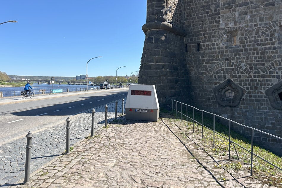 Vor den Festungsmauern lauert der Superblitzer.