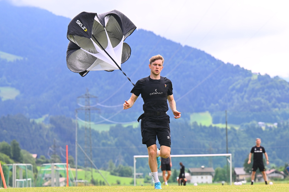 Ausgebremst! Patrick Weihrauch (28) wird immer noch von seinem lädierten Fuß am vollen Leistungsvermögen gehindert - das zumindest vermutet Dynamo-Trainer Markus Anfang.