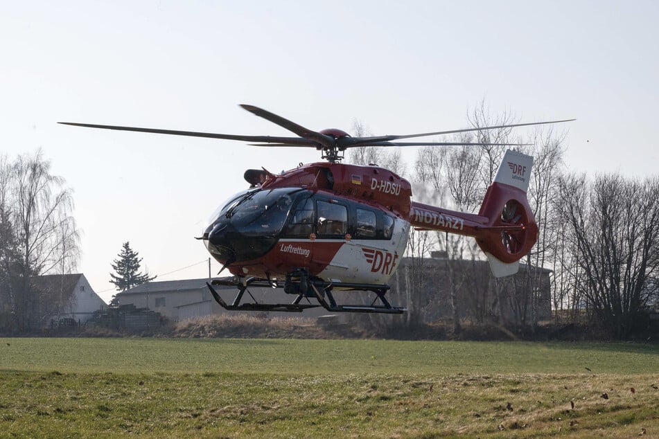 Ein Helikopter flog die verletzte 52-Jährige vom Unfallort in ein Krankenhaus.