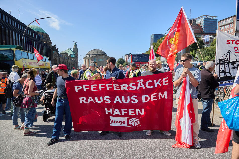 Ein Banner mit der Aufschrift "Pfeffersäcke raus aus dem Hafen" ist bei einer Demonstration an den Landungsbrücken zu sehen. Die Gewerkschaft Verdi hat Beschäftigte und Hafenarbeiter, aber auch Kritiker aus der Bevölkerung aufgerufen, sich an dem Demonstrationszug gegen den möglichen Verkauf der städtischen HHLA-Anteile zu beteiligen.