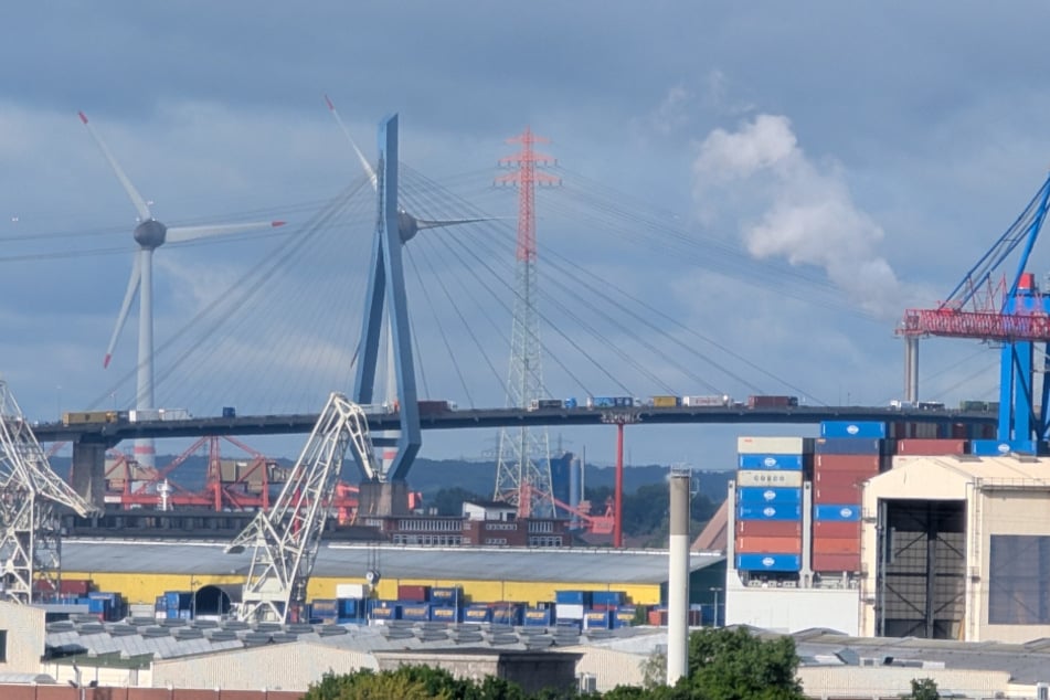 Auch auf der nahegelegenen Köhlbrandbrücke staute es sich am Freitagmorgen. Zuvor hatte es dort einen Unfall gegeben.