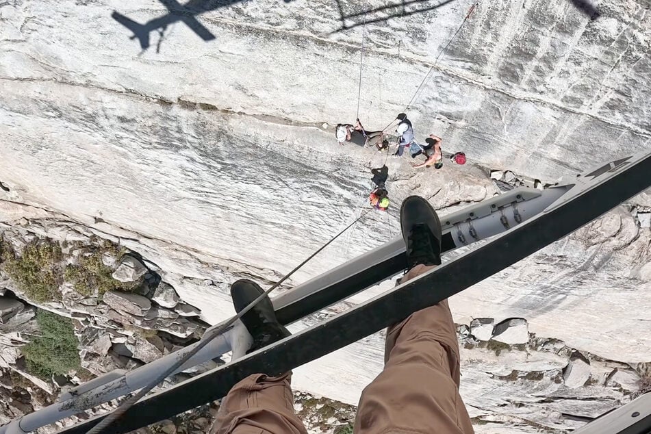 Aufnahmen vom Hubschrauber aus zeigen den gefährlichen Rettungseinsatz.