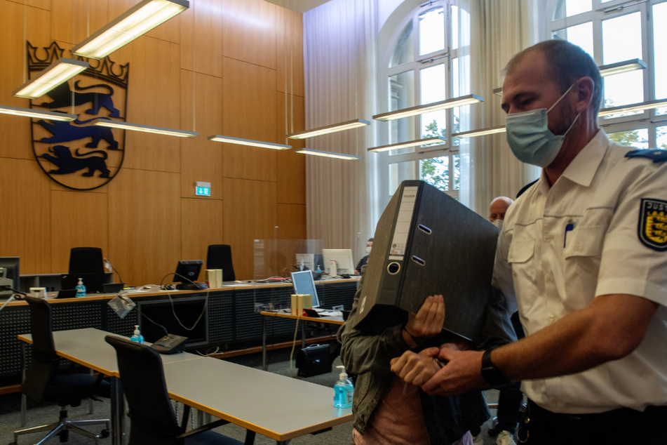 Die angeklagte 36-Jährige muss sich vor dem Landgericht Ulm wegen des Vorwurfs des Mords in zwei Fällen verantworten.