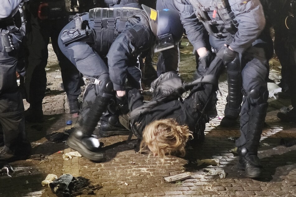 Sowohl am Freitag- als auch am Samstagabend wurden in Leipzig mehrere Demonstrierende in Polizeigewahrsam genommen.