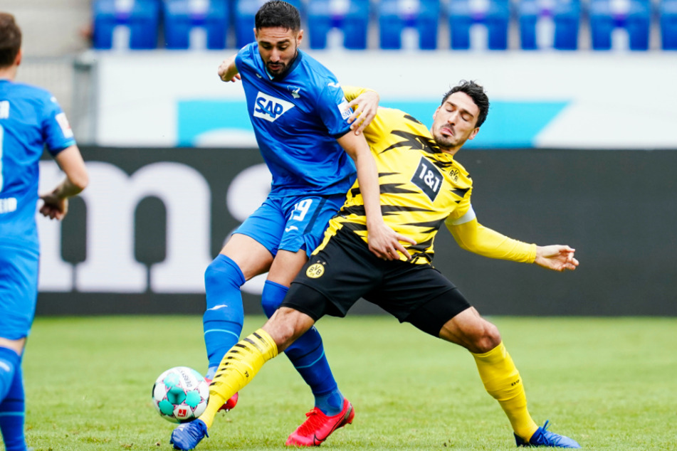 BVB-Abwehrchef Mats Hummels (r.) spitzelt den Ball vor Hoffenheims Angreifer Ishak Belfodil weg.
