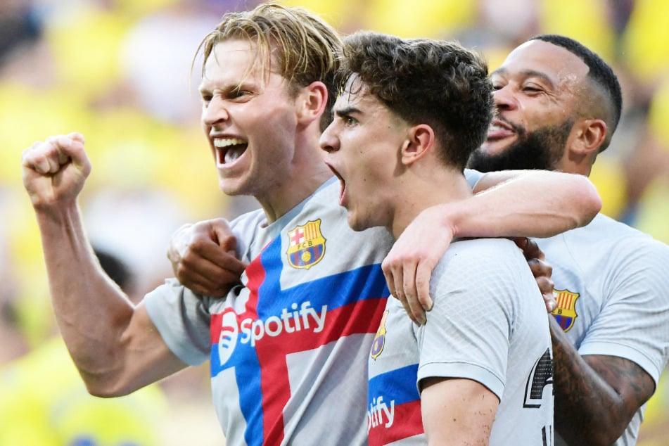 Verstärkung für das Mittelfeld? Frenkie de Jong (26, l.) vom FC Barcelona soll sich auf dem Radar des FC Bayern München befinden.