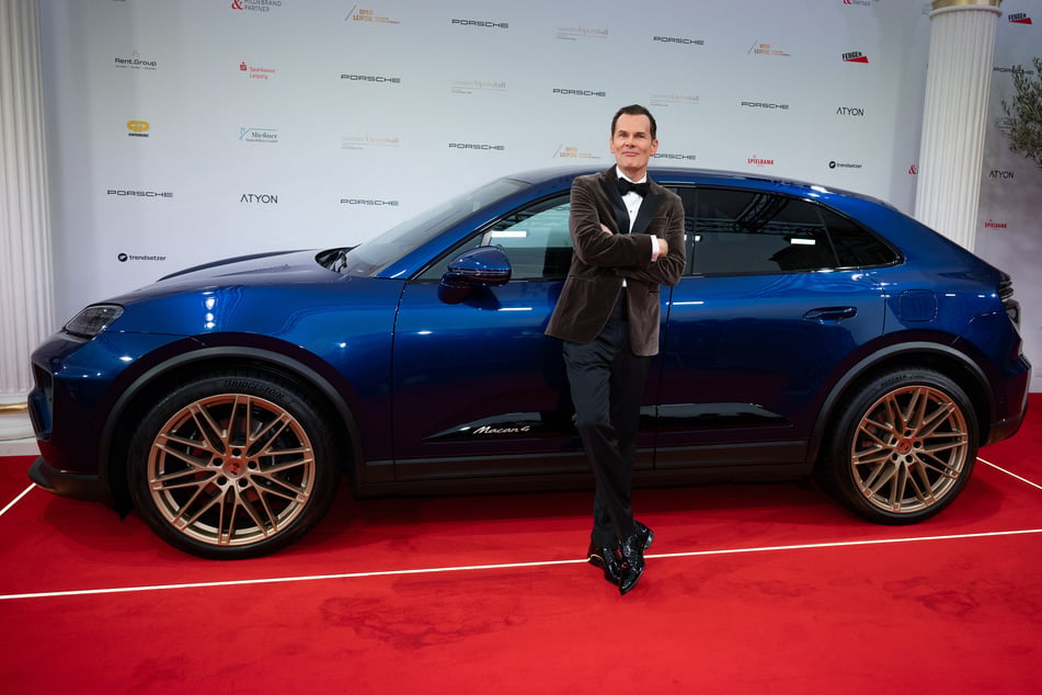 Der besondere Porsche konnte bereits vorher auf dem roten Teppich vor der Leipziger Oper bewundert werden. Hier steht beispielsweise Opernball-Moderator Malte Arkona (48) davor.