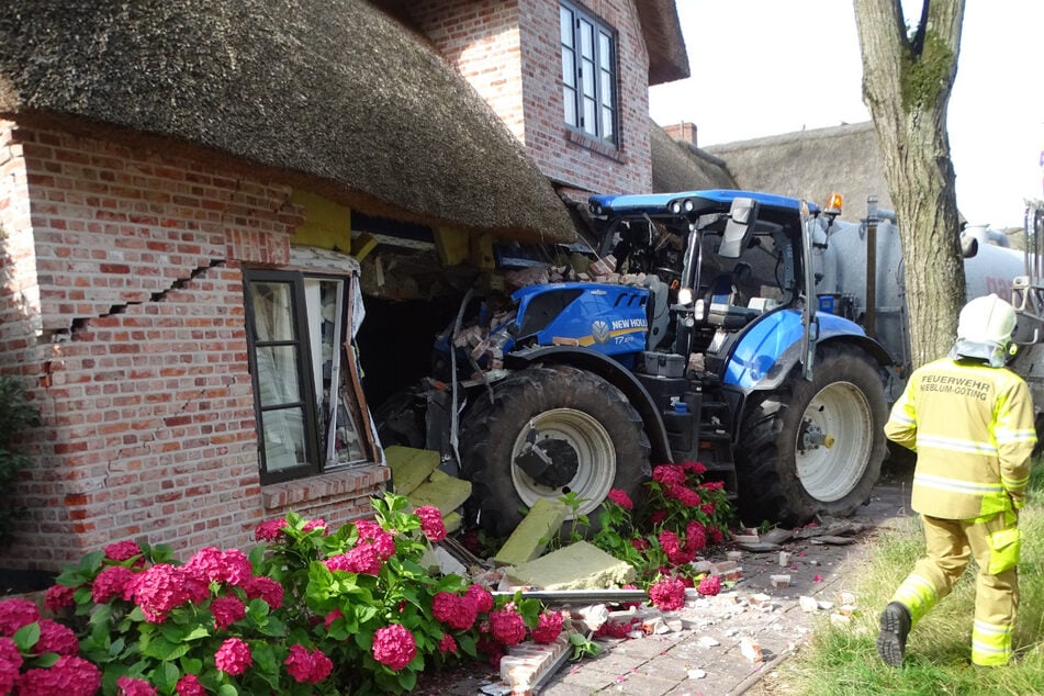 Bei dem Unfall war der Landwirt mit seinem Traktor gegen ein Haus gefahren.