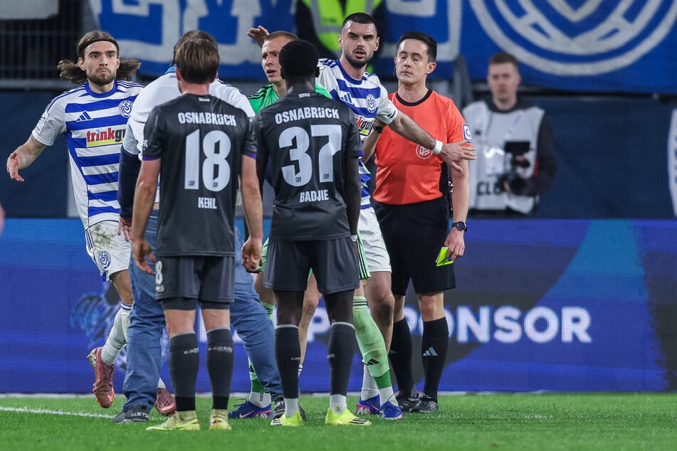 Noch bevor er den Schiri vor sich hatte, konnte der Flitzer aufgehalten werden.