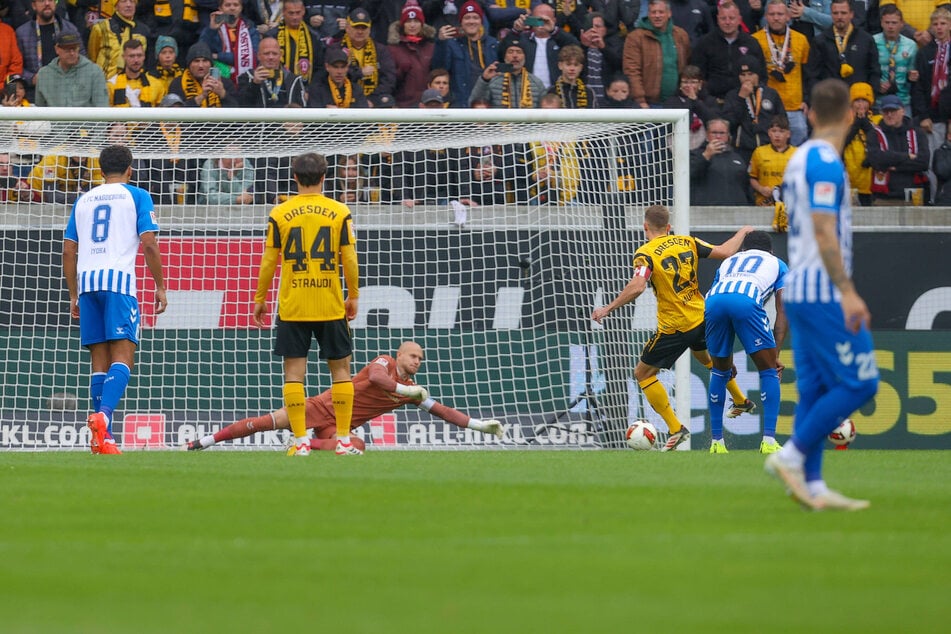Ganz sicher! Niklas Hauptmann (3.v.r.) lässt FCM-Kapitän Dominik Reimann (am Boden) keine Chance.