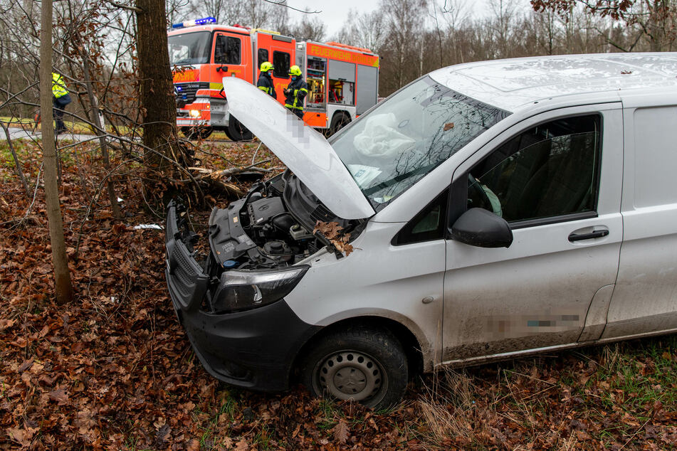 Ein Mercedes-Fahrer ist bei Rochlitz in einen Baum gekracht.