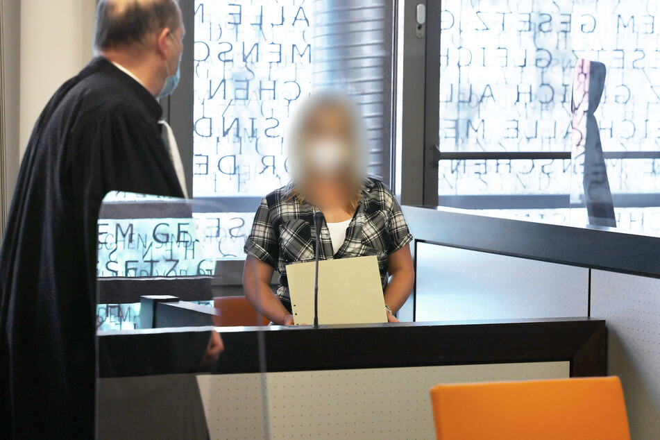Die angeklagte Mutter (28) steht unter Verdacht, ihre fünf Kinder ermordet zu haben. Sie muss sich vor dem Wuppertaler Landgericht verantworten.