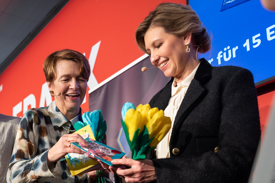 Elke Büdenbender (60, l.), Ehefrau von Bundespräsident Steinmeier, und Olena Selenska (44), Ehefrau des ukrainischen Präsidenten, trafen sich während der Vorstellung des Buch- und Hörbuchprojekts "Better Time Stories" auf der Frankfurter Buchmesse.