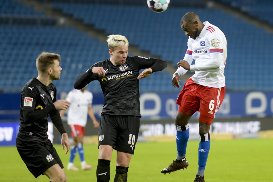 Die Osnabrücker Konstantin Engel (l.) und Niklas Schmidt (M.) kämpfen im Hinspiel mit HSV-Spieler David Kinsombi um den Ball. Für die Rothosen zählt im Rückspiel nur ein Sieg.