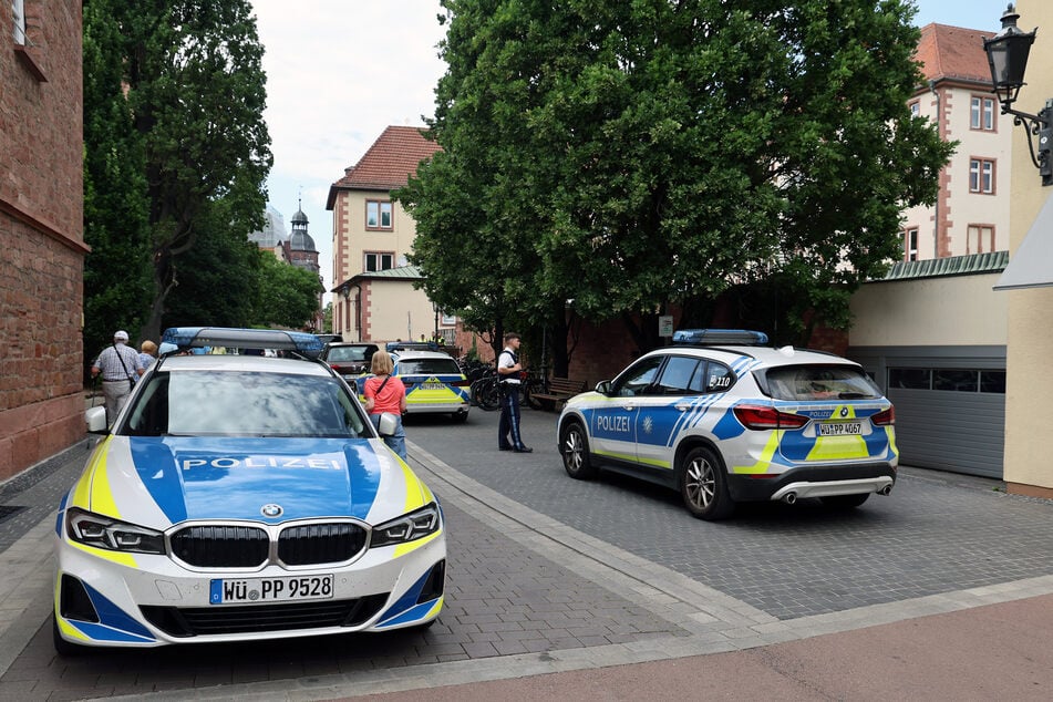 Nachdem das Absuchen der Schule ergebnislos geblieben war, begannen die Beamten, die Umgebung unter die Lupe zu nehmen.