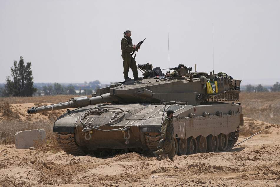 Soldaten der israelischen Armee haben sich in der Nähe der Grenze zum südlichen Gazastreifen postiert.